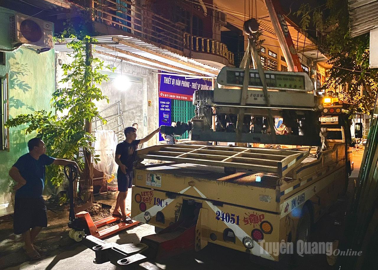 Người dân tổ 14 Tân Hà, phường Minh Xuân chủ động di chuyển máy móc đề phòng ngập lụt.