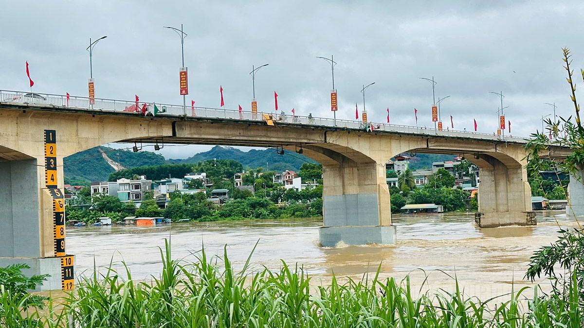 Mực nước khu vực cầu Nông Tiến lúc 15 giờ 11 phút. Ảnh: Thu Hằng