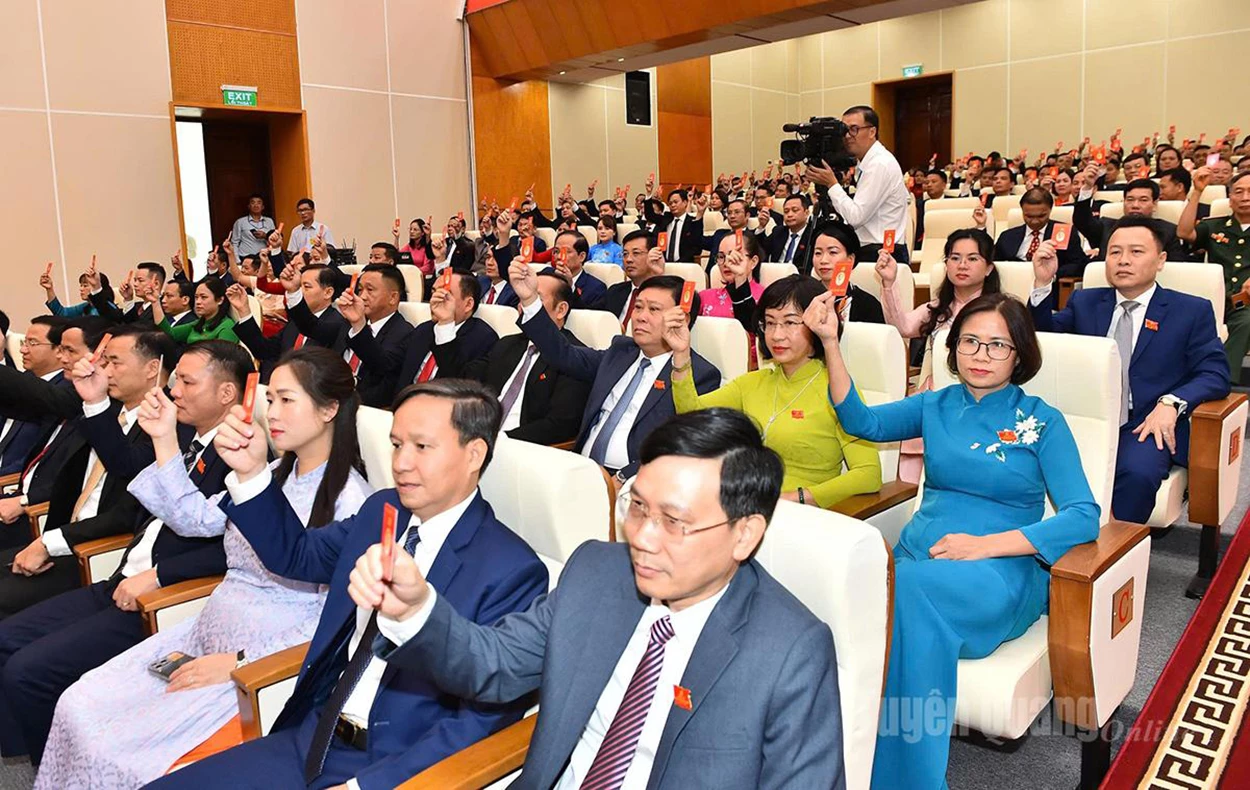 Đại biểu biểu quyết thông qua Nghị quyết.