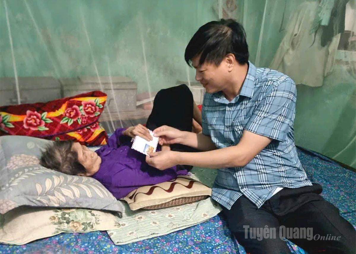 Lãnh đạo UBND phường An Tường đến thăm và trực tiếp trao quà 2-9 cho Mẹ Việt Nam Anh hùng Nguyễn Thị Nhớn già yếu, không đi lại được. Ảnh: Thu Hương