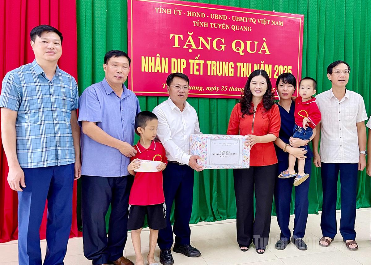 Đồng chí Vương Ngọc Hà, Ủy viên BTV Tỉnh ủy, Phó Chủ tịch UBND tỉnh tặng quà tại Trung tâm Công tác xã hội và Quỹ bảo trợ trẻ em tỉnh nhân dịp Tết Trung thu.