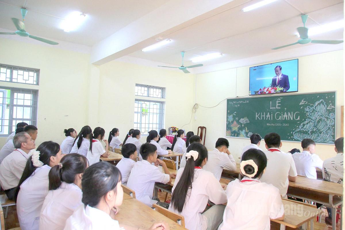 Thầy và trò lớp 9A, trường THCS&THPT Linh Hồ theo dõi Lễ kỷ niệm 80 năm thành lập Bộ Quốc gia Giáo dục (nay là Bộ Giáo dục và Đào tạo) và Khai giảng năm học mới 2025 – 2026 qua kết nối trực tuyến. Ảnh: Văn Long