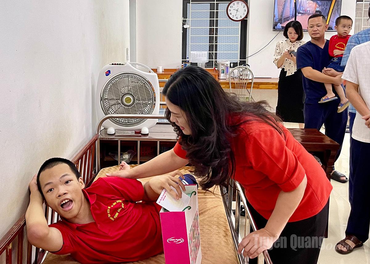 Phó Chủ tịch UBND tỉnh Vương Ngọc Hà tặng quà cho trẻ em khuyết tật tại Trung tâm Công tác xã hội và Quỹ bảo trợ trẻ em tỉnh nhân dịp Tết Trung thu.