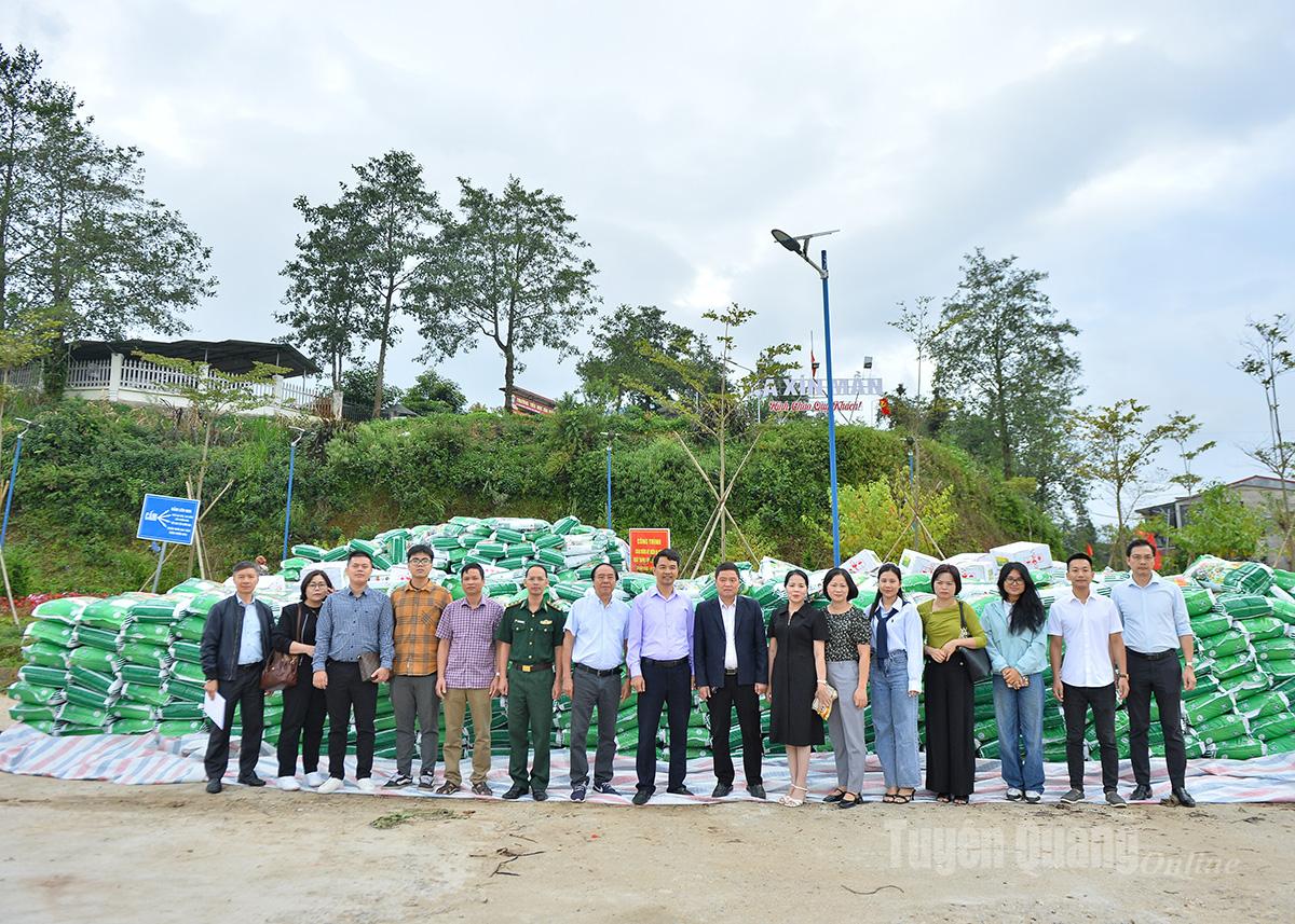 Viện Phát triển kinh tế hợp tác và Liên minh HTX Việt Nam bàn giao phân bón hữu cơ, chế phẩm sinh học cho chính quyền địa phương.