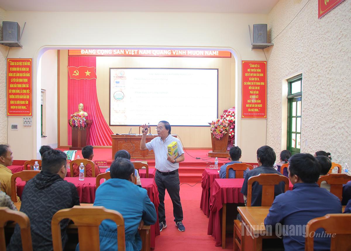 Tiến sỹ Ngô Hồng Bình, nguyên Viện trưởng Viện nghiên cứu rau quả Trung ương hướng dẫn quy trình kỹ thuật sản xuất cây cải củ hữu cơ cho các hộ dân.