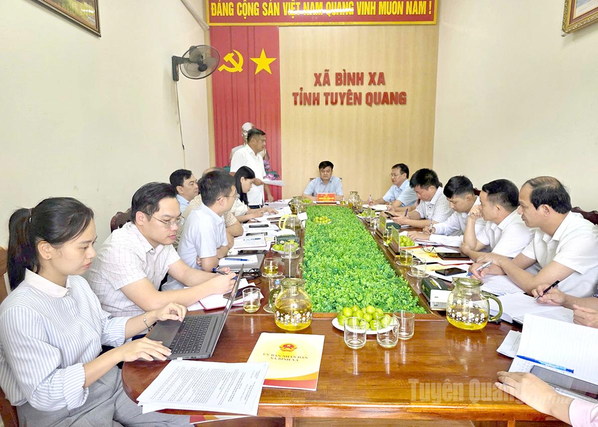 Các đại biểu tham dự buổi làm việc tại xã Bình Xa
