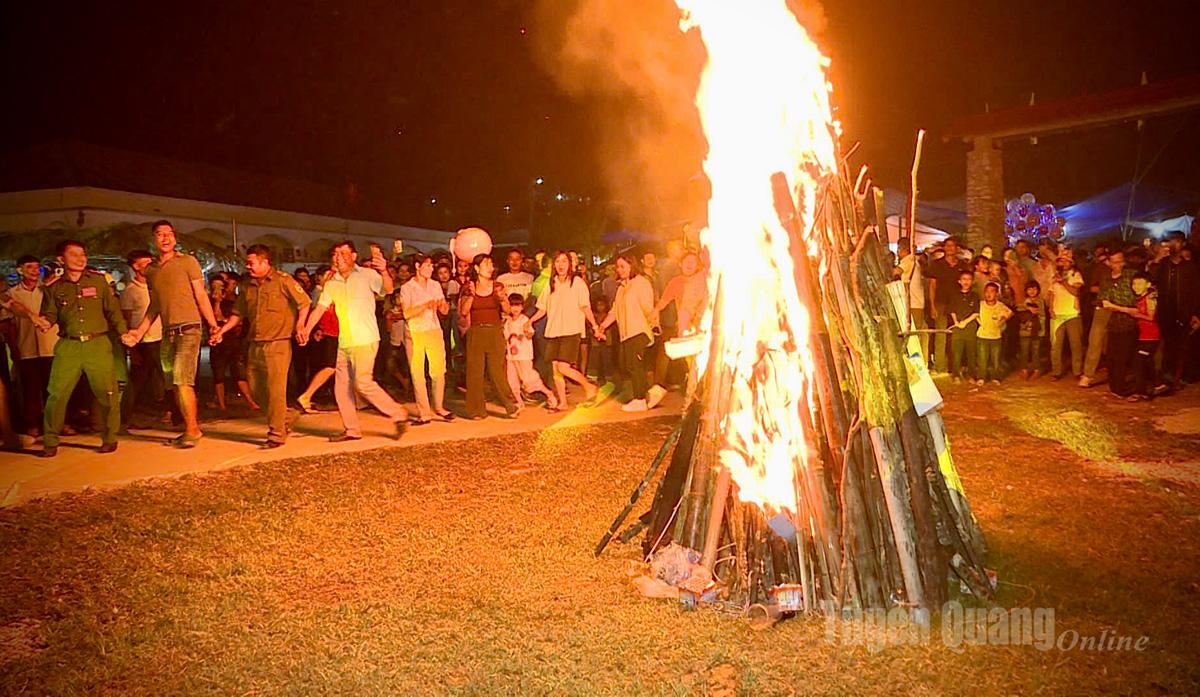Đêm hội lửa trại bùng sáng giữa núi rừng, bà con các dân tộc cùng du khách tay nắm tay quây quần bên ánh lửa, hòa mình trong tiếng trống, tiếng khèn rộn rã. Những vòng múa nối dài, những nụ cười rạng rỡ kết nối mọi người trong vòng tay đoàn kết, ấm áp nghĩa tình.
