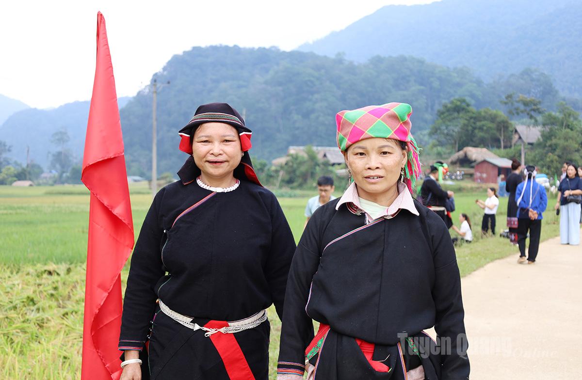 From early morning, Dao women in traditional costumes eagerly participate in the Festival.