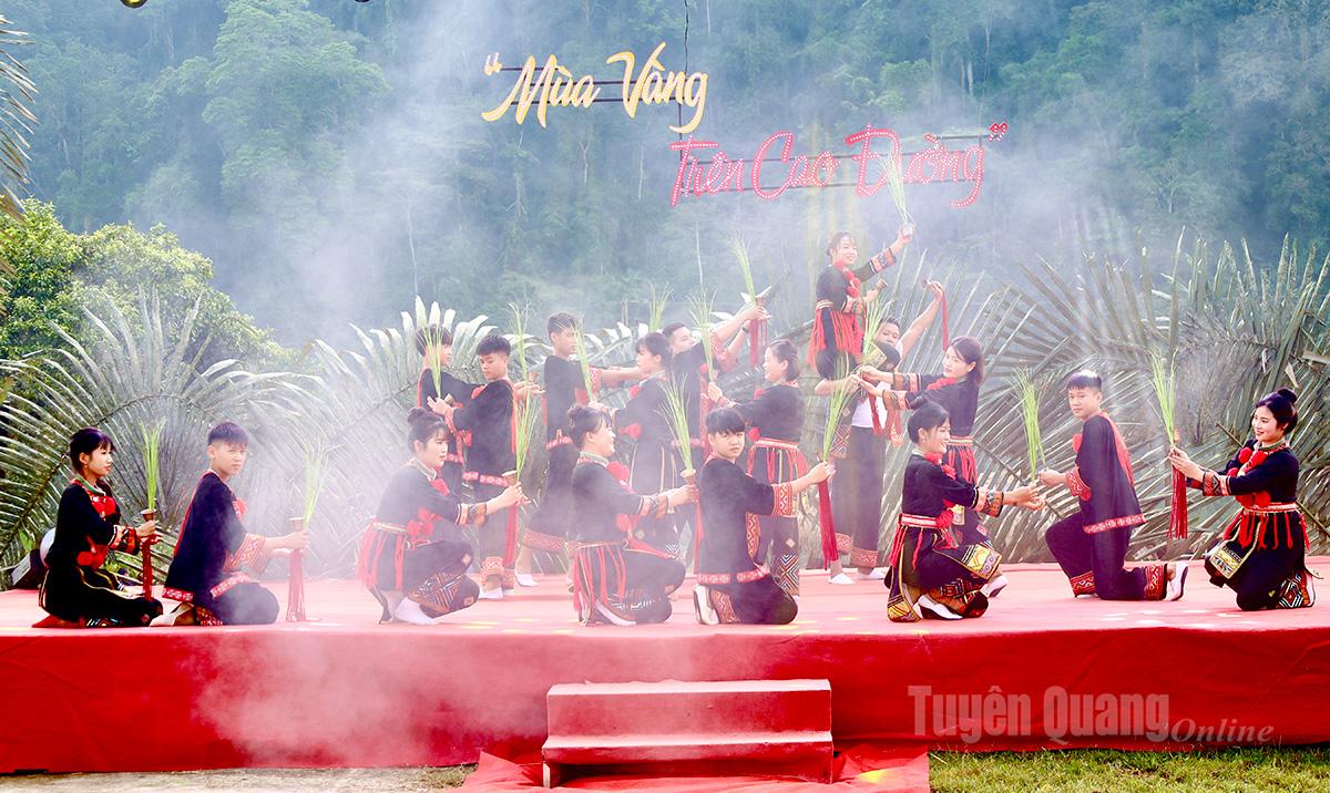 Hòa cùng sắc màu rực rỡ của trang phục truyền thống, các tiết mục văn nghệ không chỉ mang đậm bản sắc văn hóa dân tộc mà còn tôn vinh truyền thống nông nghiệp lâu đời của đồng bào nơi đây.