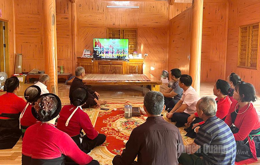 Người dân xã Trường Sinh hân hoan theo dõi Đại hội Đảng bộ tỉnh.