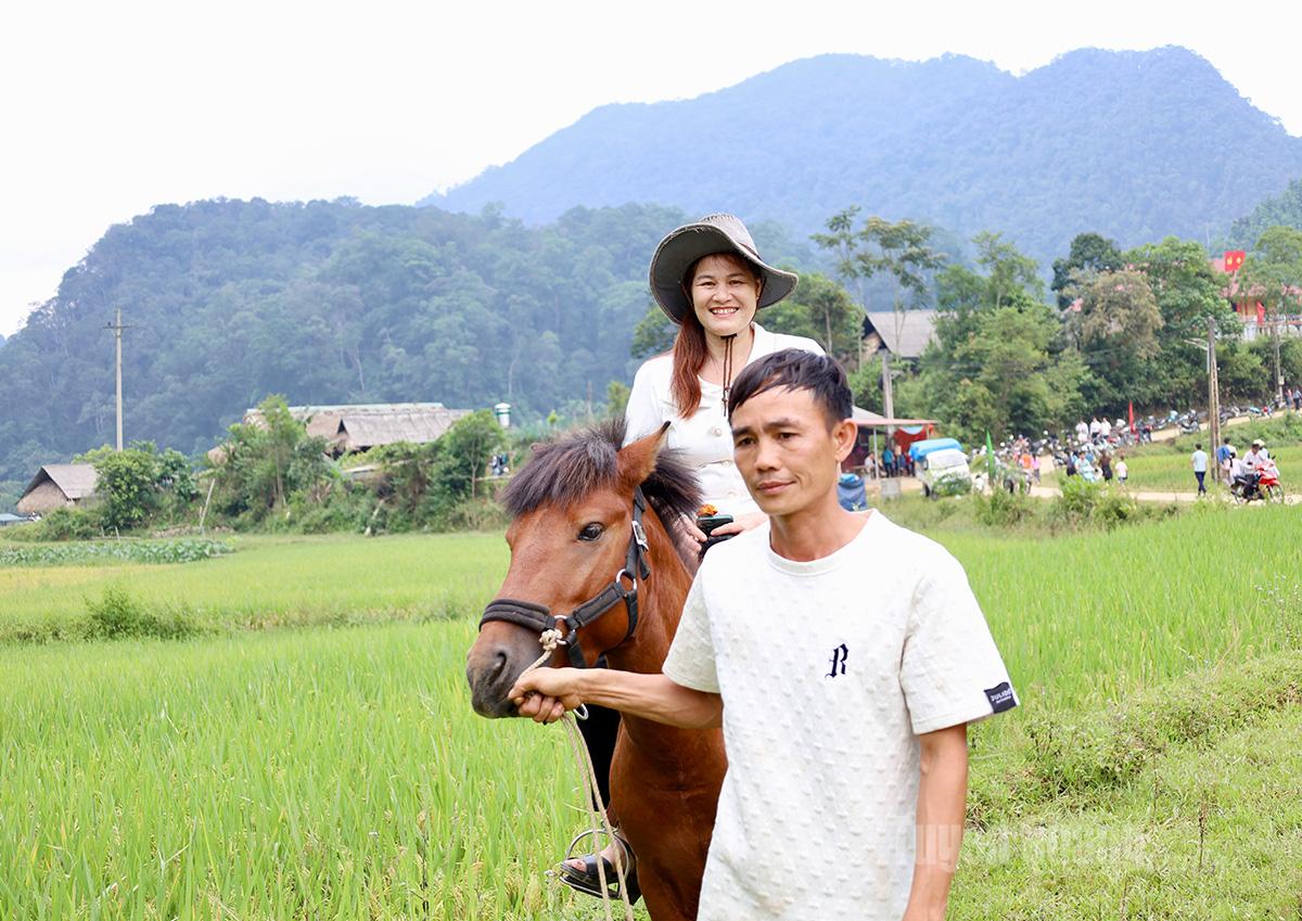 Du khách hào hứng trải nghiệm cưỡi ngựa trên ruộng cùng núi rừng hùng vĩ lưu lại những khoảnh khắc check-in độc đáo. Trải nghiệm giàu bản sắc này trở thành điểm nhấn đặc biệt của Lễ hội Mùa vàng Cao Đường.