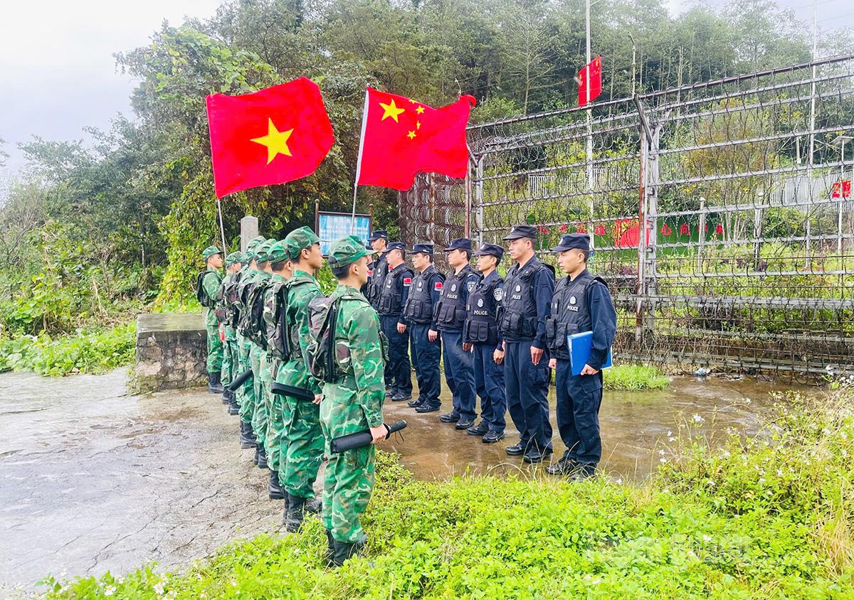 Đồn Biên phòng Tùng Vài, BĐBP tỉnh Tuyên Quang (Việt Nam) và Đồn Công an biên giới Từ Trúc Bạ (Trung Quốc) thực hiện nghi thức ngoại giao.