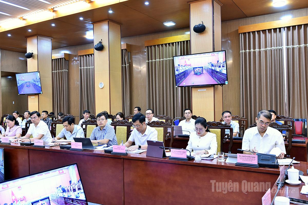 Các đồng chí lãnh đạo Đảng ủy UBND tỉnh và đại biểu dự hội nghị.