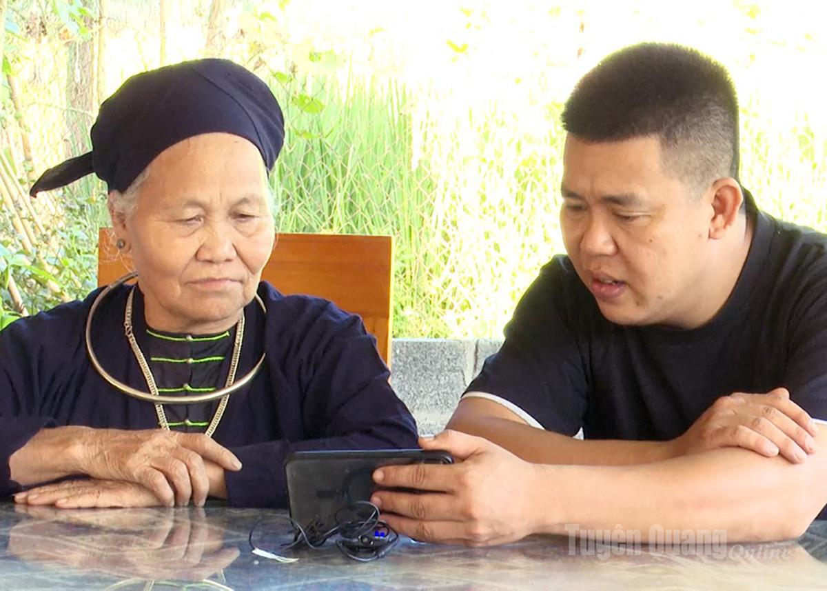 Người dân phường Hà Giang 1 theo dõi Đại hội qua các nền tảng mạng xã hội của Báo và phát thanh, truyền hình Tuyên Quang.