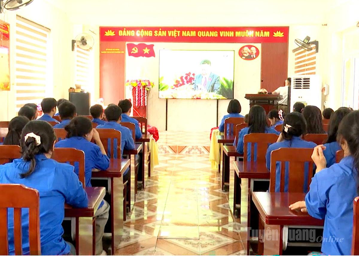 Đoàn viên xã Thanh Thủy tập trung theo dõi Đại hội Đảng bộ tỉnh Tuyên Quang lần thứ I, nhiệm kỳ 2025-2030 qua sóng và các nền tảng mạng xã hội của Báo và phát thanh, truyền hình Tuyên Quang.