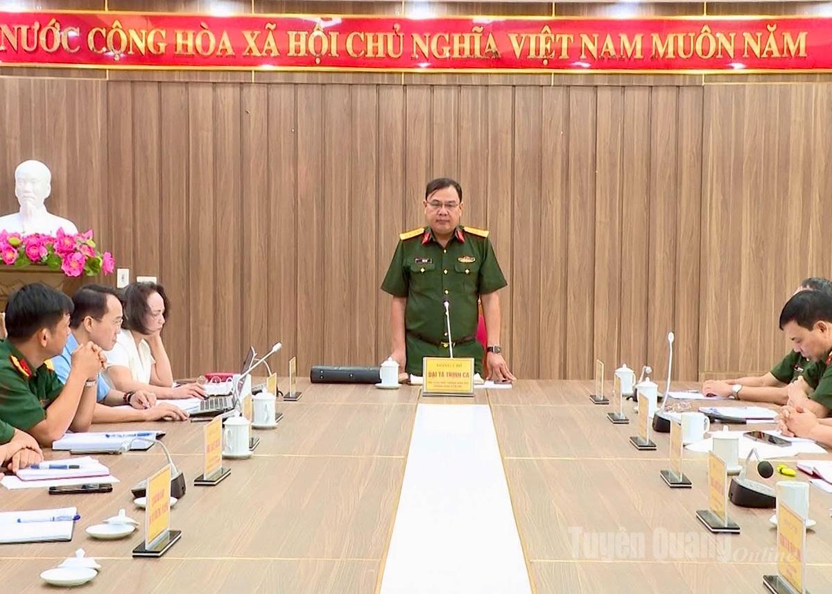 Đồng chí Đại tá Trịnh Ca, Phó Tham mưu trưởng Quân khu 2 phát biểu tại Hội nghị.