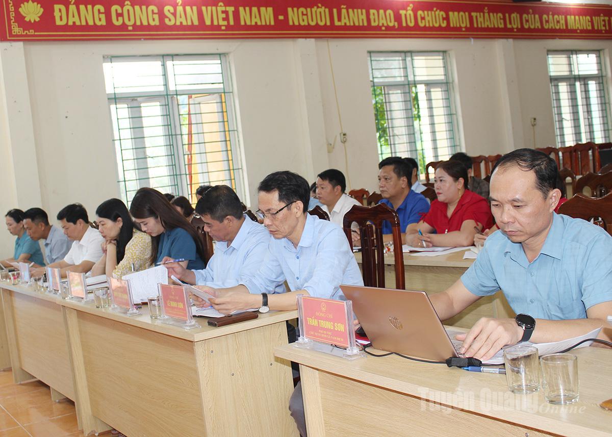 Các đại biểu tham dự buổi làm việc của Đoàn ĐBQH khóa XV tỉnh khảo sát một số nội dung phục vụ Kỳ họp thứ 10, Quốc hội khóa XV tại xã Thông Nguyên và Nậm Dịch.