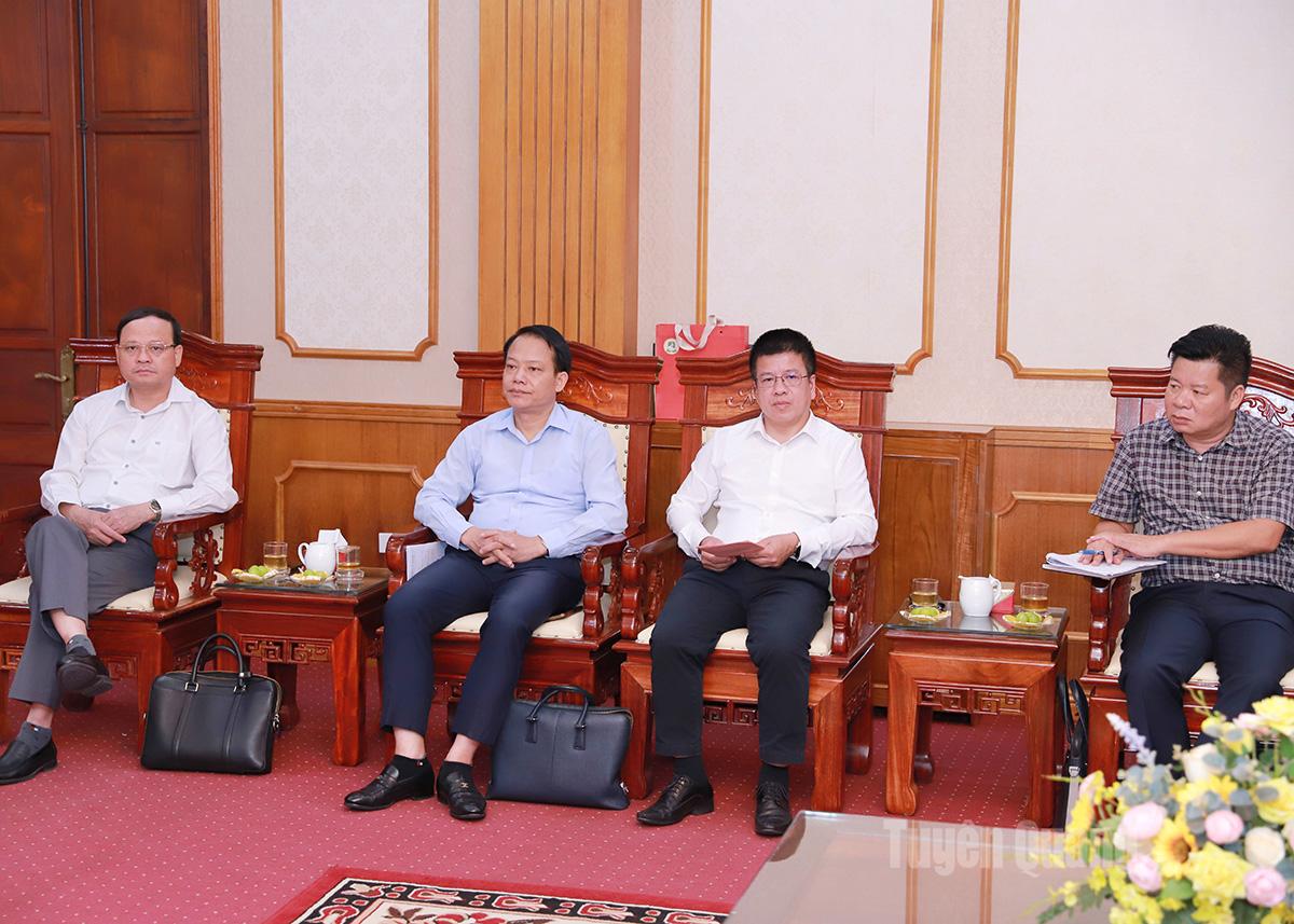 Phó Chủ tịch Thường trực UBND tỉnh Nguyễn Mạnh Tuấn và lãnh đạo các sở, ngành tại buổi tiếp