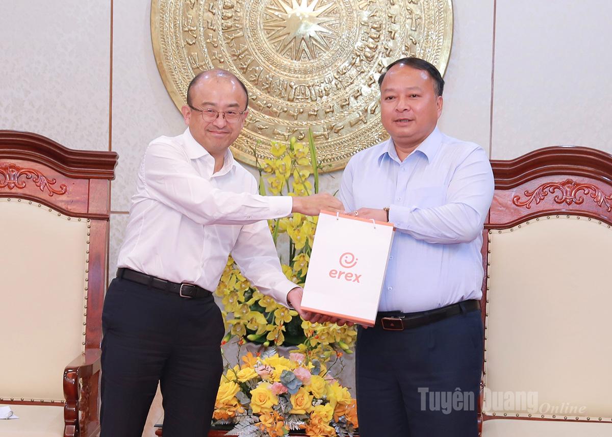  Ông Yasushi Saito tặng quà lưu niệm cho Chủ tịch UBND tỉnh Phan Huy Ngọc
