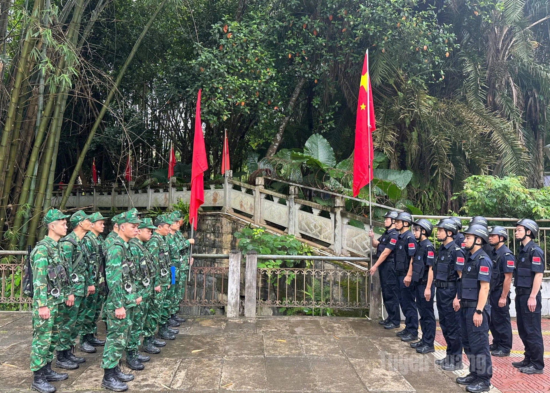 Đội hình tuần tra hai nước Việt Nam - Trung Quốc trao đổi trên biên giới.