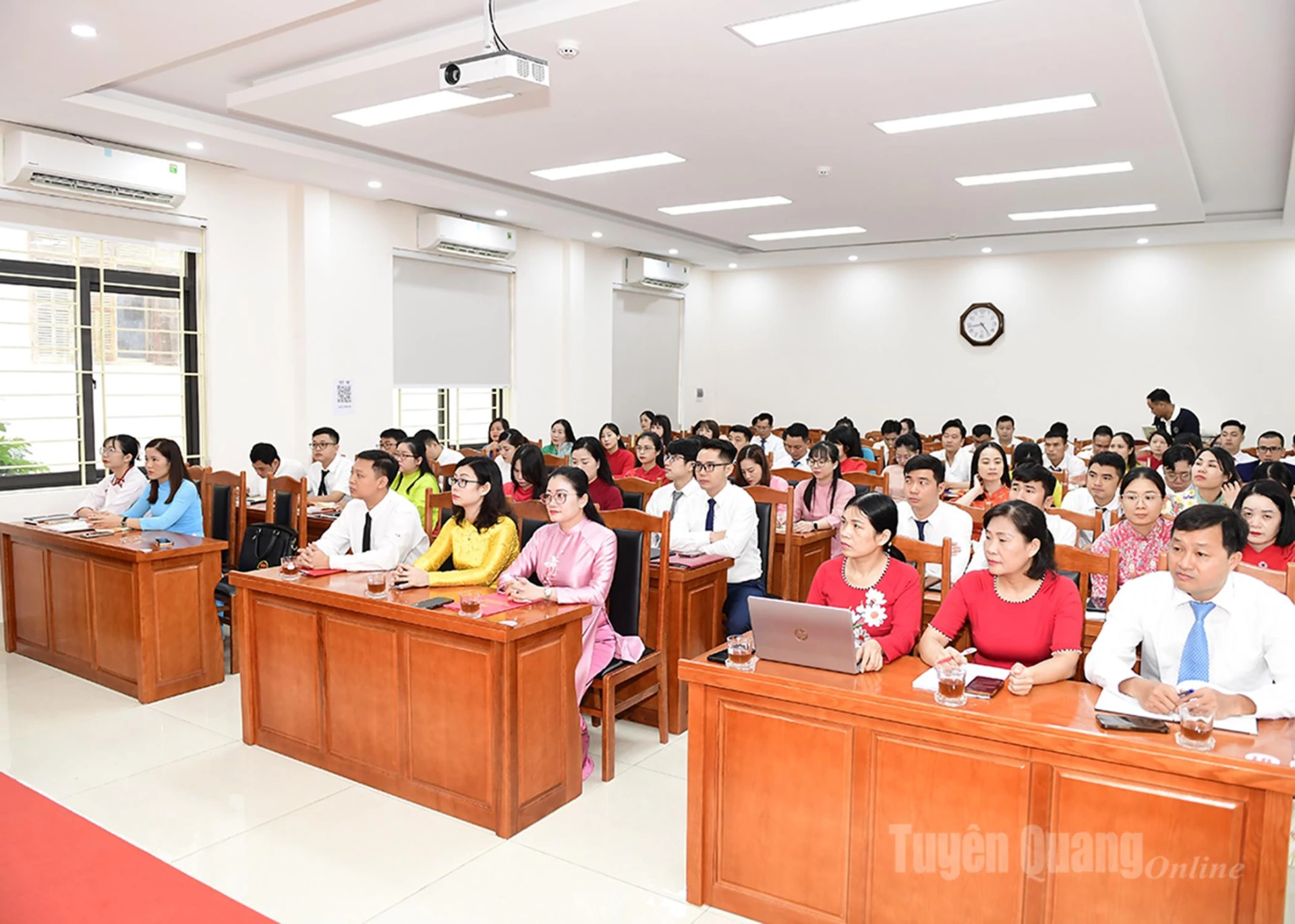 Lãnh đạo Đảng uỷ UBND tỉnh và các đại biểu, học viên dự khai giảng.