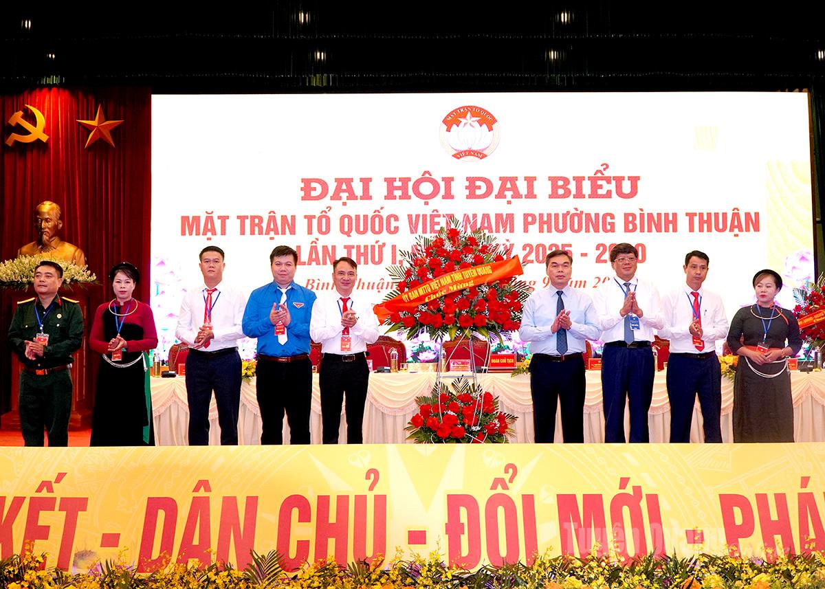 Đồng chí Ma Thế Hồng, Phó Bí thư Tỉnh ủy, Chủ tịch Ủy ban MTTQ Việt Nam tỉnh tặng hoa chúc mừng đại hội.