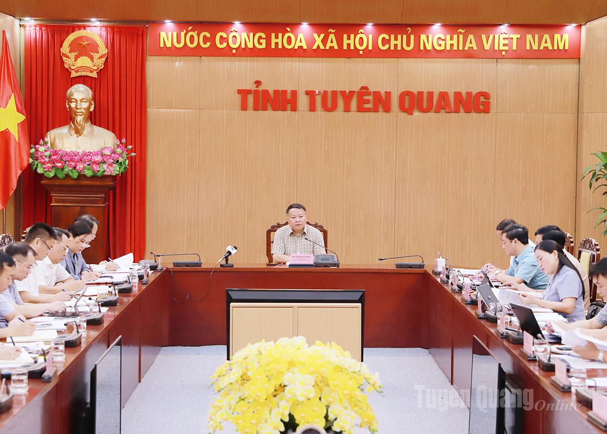 Chủ tịch UBND tỉnh Phan Huy Ngọc chủ trì buổi làm việc với Sở Tài chính.