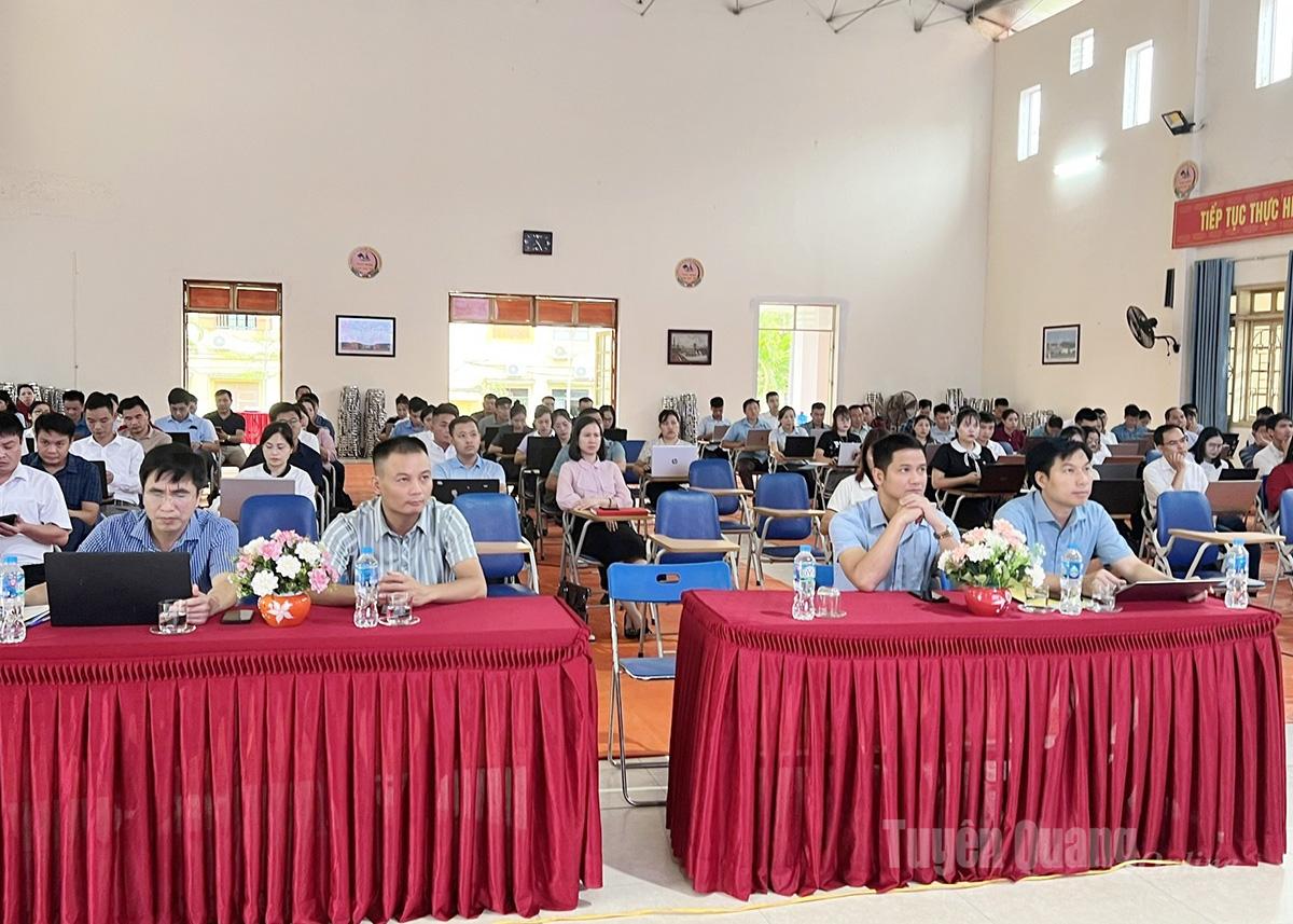 Lãnh đạo Sở Giáo dục và Đào tạo và các đại biểu dự hội nghị