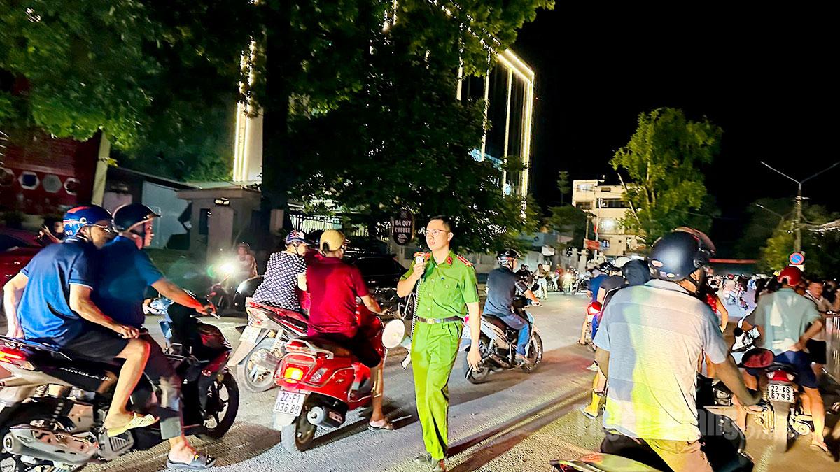 Lực lượng Công an phường Minh Xuân thực hiện phân luồng, nhắc nhở người dân không tập trung đông người khu vực đường Chiến thắng sông Lô. Ảnh: Đức Thái