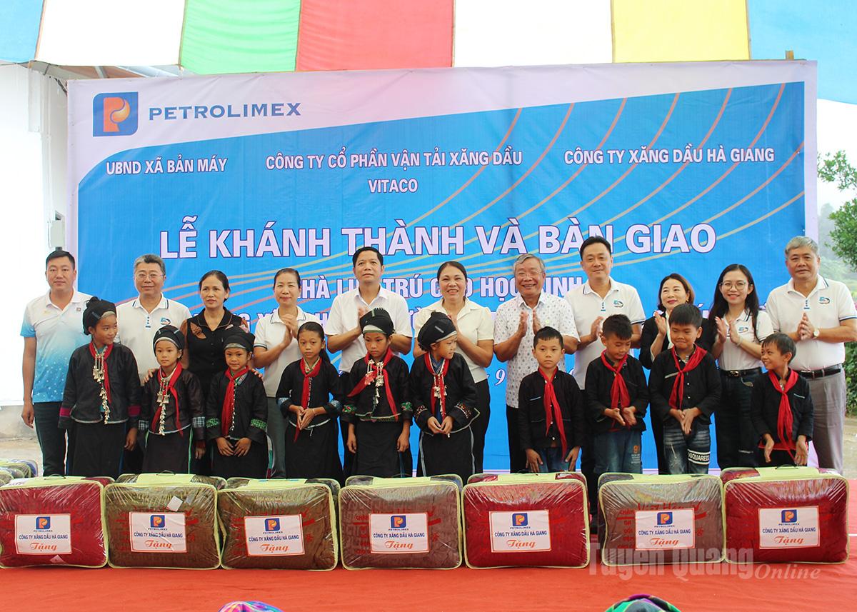  Lãnh đạo Công ty Xăng dầu Hà Giang tặng quà cho các em học sinh Điểm trường Xín Chải tại buổi lễ.
