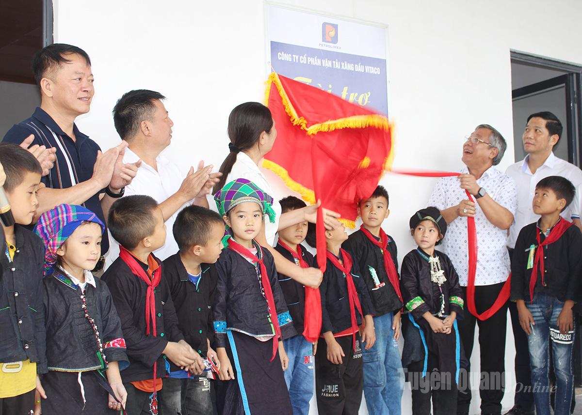 Các đại biểu khánh thành công trình nhà lưu trú cho học sinh Điểm trường Xín Chải thuộc Trường Phổ thông dân tộc bán trú Tiểu học Chiến Phố xã Bản Máy