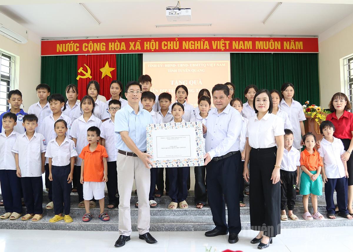 Đồng chí Vàng Seo Cón cùng lãnh đạo Sở Y tế trao quà cho trẻ em tại Trung tâm Công tác xã hội Hà Giang.