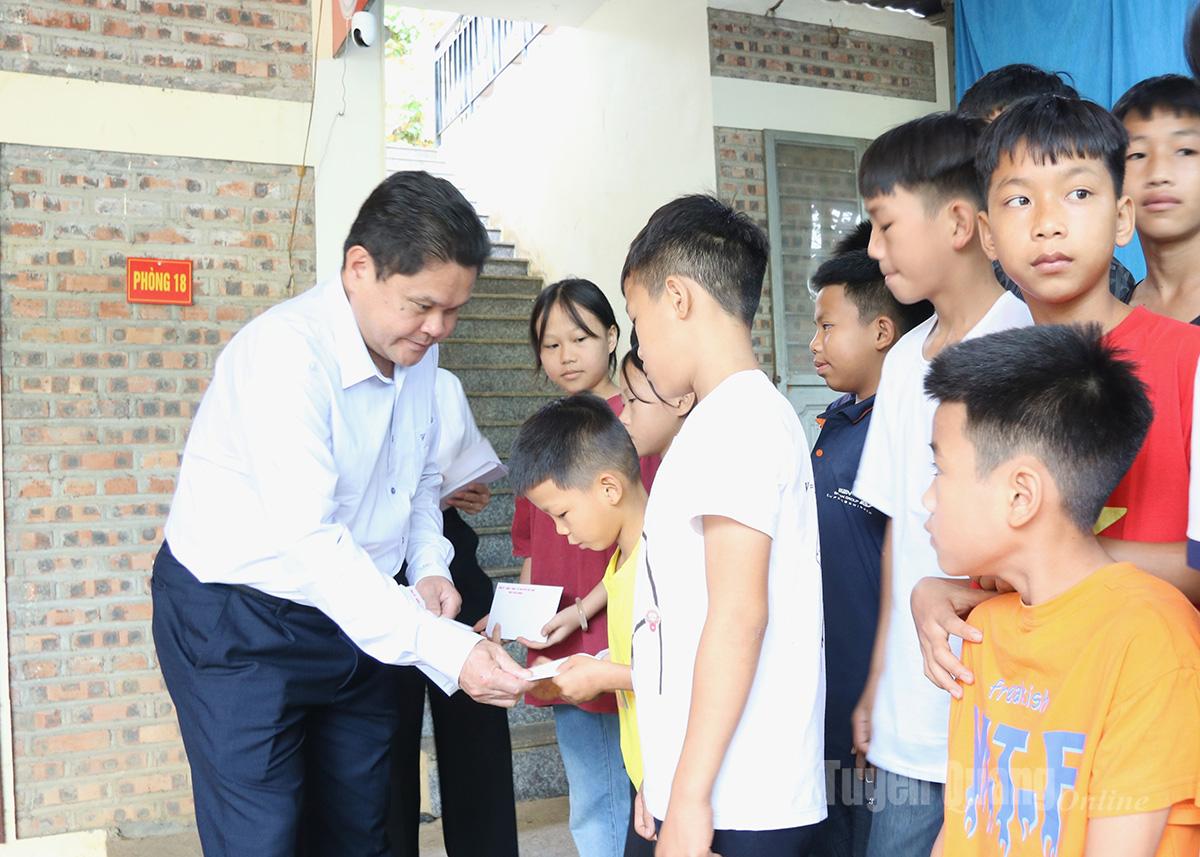 Đồng chí Vàng Seo Cón trao quà cho trẻ em tại Cơ sở Bảo trợ xã hội Dương Hiển, xã Phú Linh.