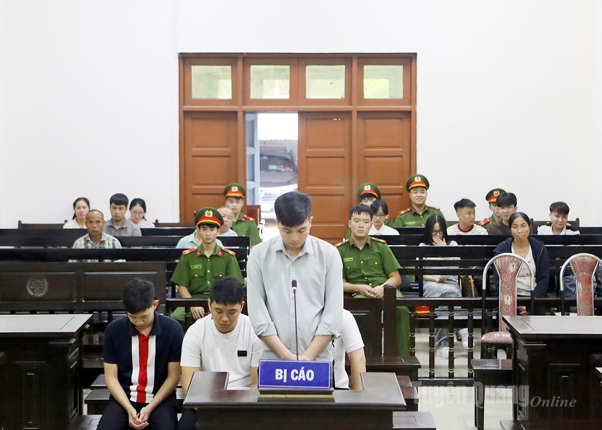 Các bị cáo tại phiên tòa ngày 26 - 9.