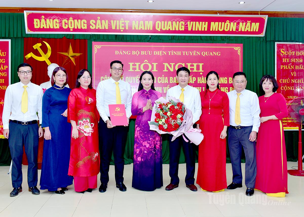 Đồng chí Phó Bí thư Thường trực chuyên trách Đảng uỷ UBND tỉnh Nông Thị Bích Huệ trao quyết định và tặng qua chúc mừng BCH Đảng bộ Bưu điện tỉnh Tuyên Quang, nhiệm kỳ 2025- 2030.