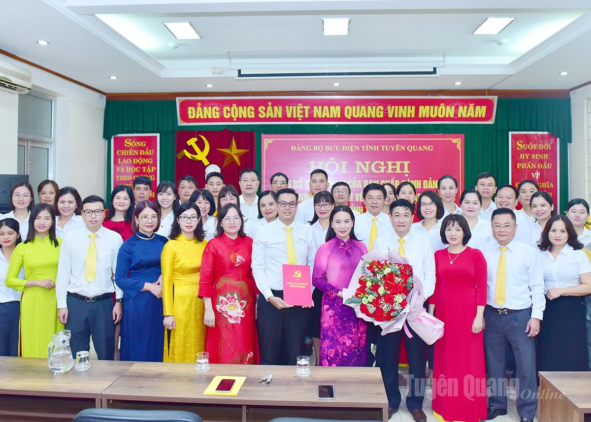 Các đại biểu chụp ảnh lưu niệm cùng tập thể lãnh đạo, cán bộ và đảng viên Đảng bộ Bưu điện tỉnh Tuyên Quang.