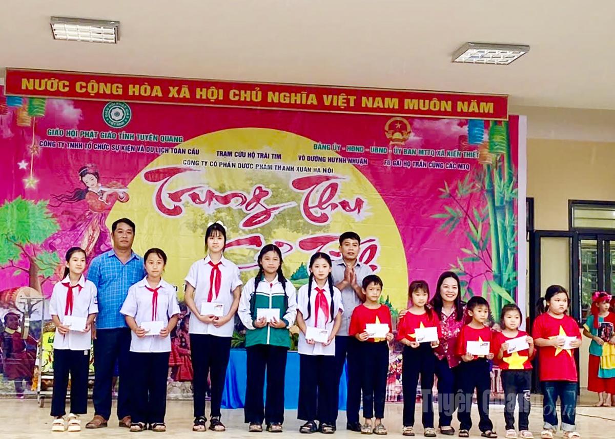 Các đại biểu tặng học bổng cho các em học sinh nghèo vượt khó của xã Kiến Thiết tỉnh Tuyên Quang.