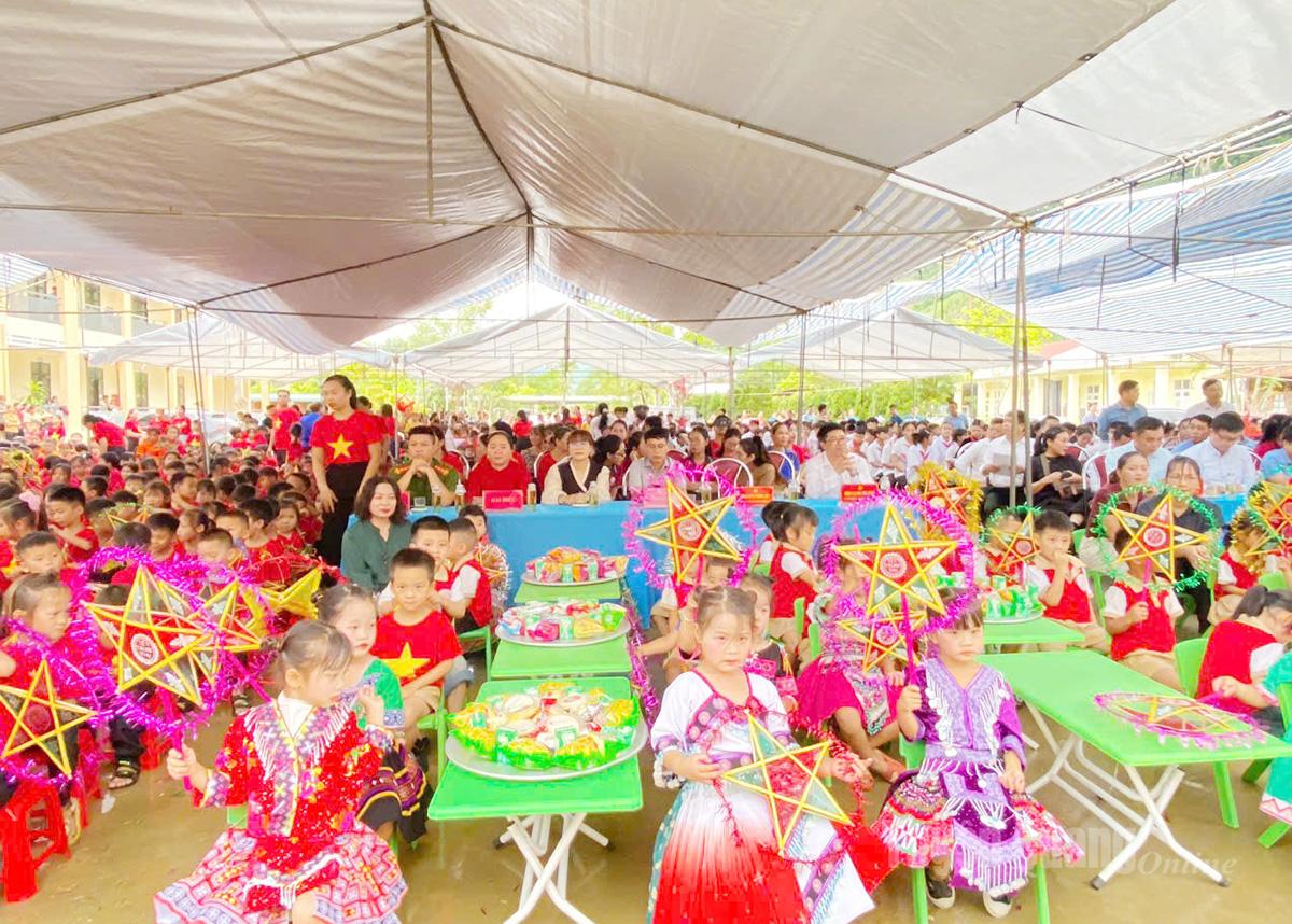 Các em thiếu niên, nhi đồng xã Kiến Thiết tỉnh Tuyên Quang tham gia chương trình Trung thu cổ tích.