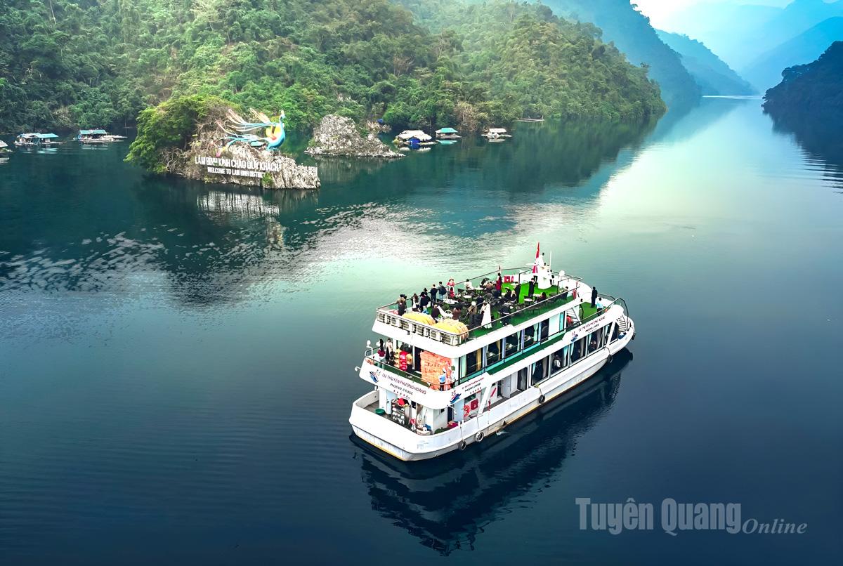 The five-star Phuong Hoang cruise ship carried tourists to explore the Na Hang–Lam Binh ecological lake area.