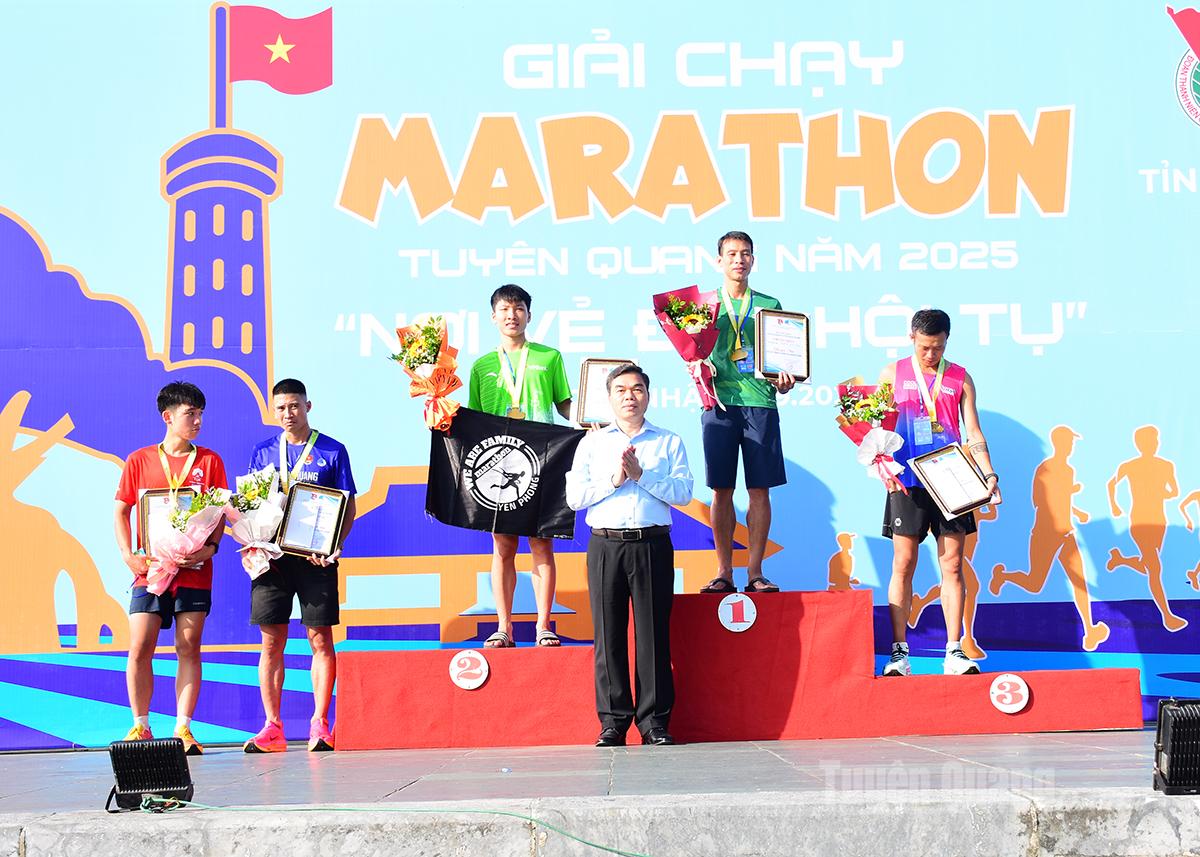 Đồng chí Ma Thế Hồng, Phó Bí thư Tỉnh uỷ, Chủ tịch Ủy ban Mặt trận Tổ quốc Việt Nam tỉnh Tuyên Quang trao giấy chứng nhận, huy chương và tặng hoa cho vận động viên có thành tích thi đấu xuất sắc tại giải.