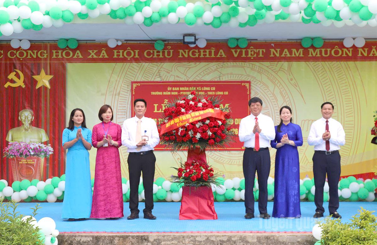 Thầy và trò trường Tiểu học Kim Đồng, xã Quang Bình phấn khởi chào đón năm học mới . Ảnh: Thanh Hoài
