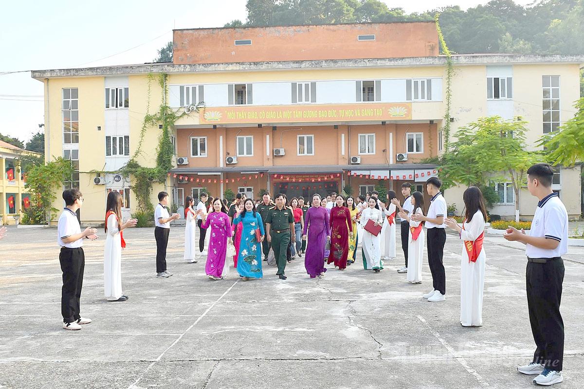 Đồng chí Lê Thị Kim Dung, Phó Bí thư Thường trực Tỉnh ủy dự Lễ khai giảng năm học mới cùng thầy và trò nhà trường THPT Tân Trào. Ảnh: Thanh Phúc