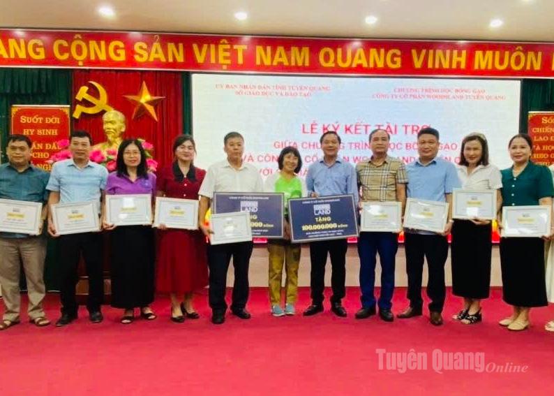 Chương trình Học bổng Gạo cùng Công ty cổ phần Woodsland trao tặng 100 triệu tiền sách cho 10 trường Tiểu học tiêu biểu về văn hóa đọc tỉnh Tuyên Quang.