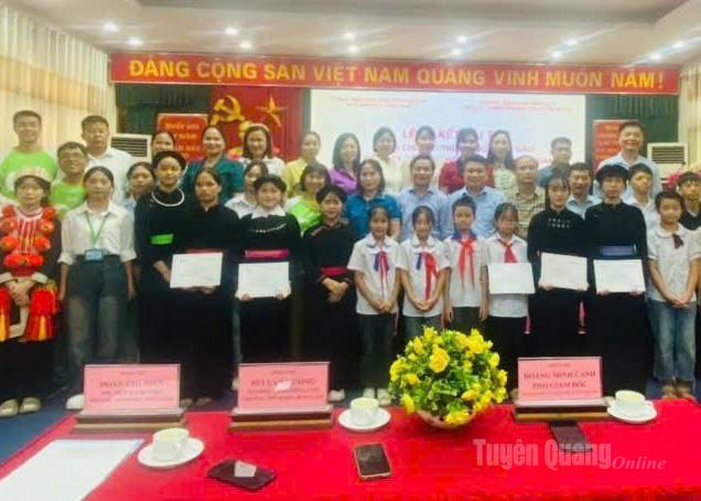 Lãnh đạo Sở Giáo dục và Đào tạo, đại diện Chương trình Học bổng Gạo và Công ty cổ phần Woodsland trao học bổng cho học sinh, sinh viên.
