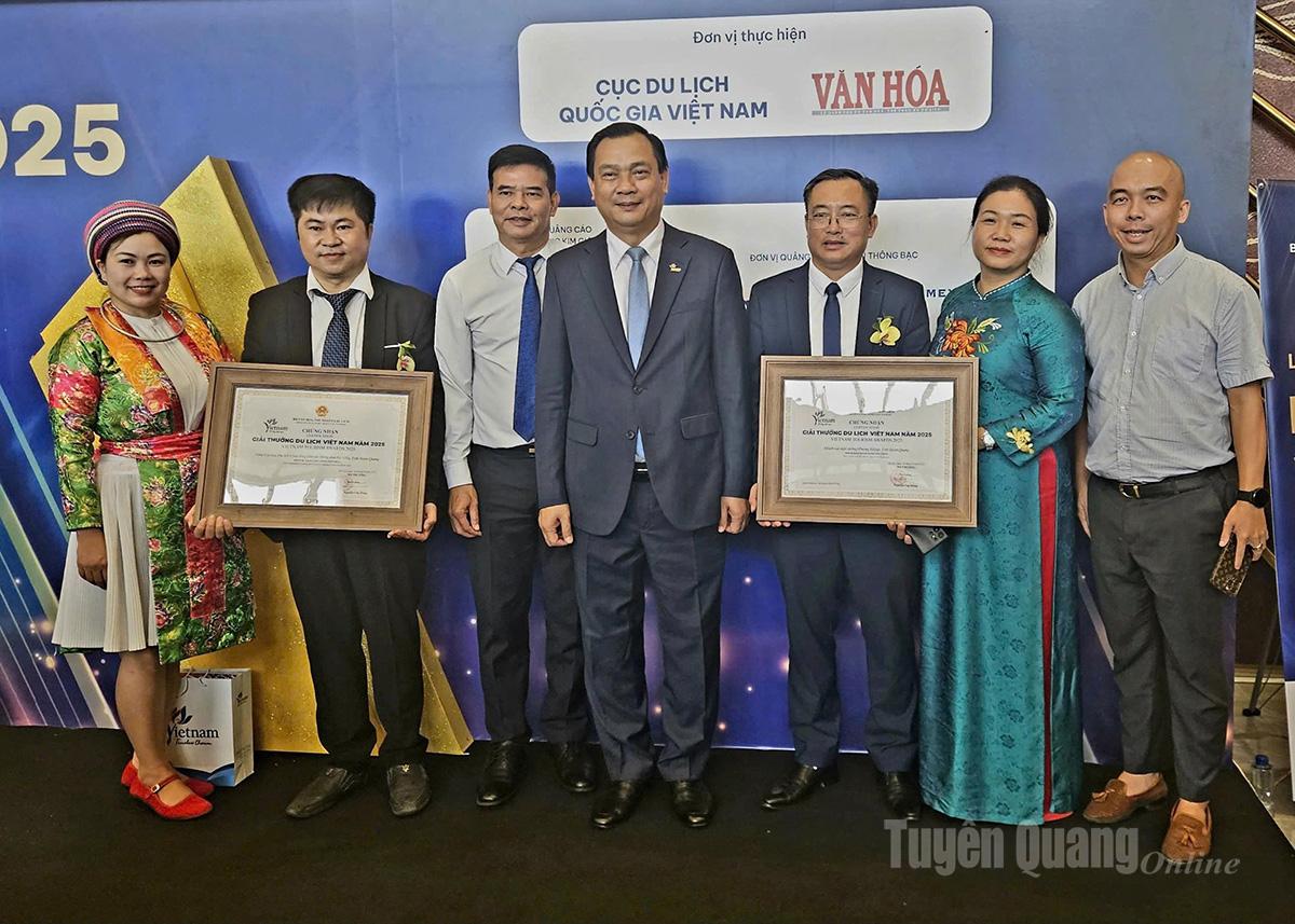 Lãnh đạo Sở VHTT&DL và đại diện các đơn vị của Tuyên Quang tại Lễ trao giải thưởng.