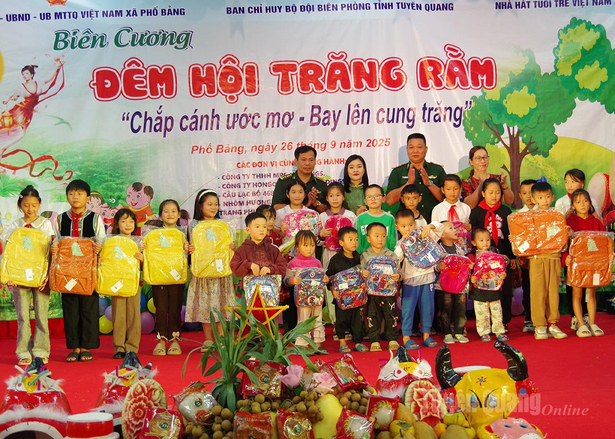 Lãnh đạo Ban Chỉ huy BĐBP Tuyên Quang cùng các nhà tài trợ tặng quà cho học sinh nghèo vượt khó.