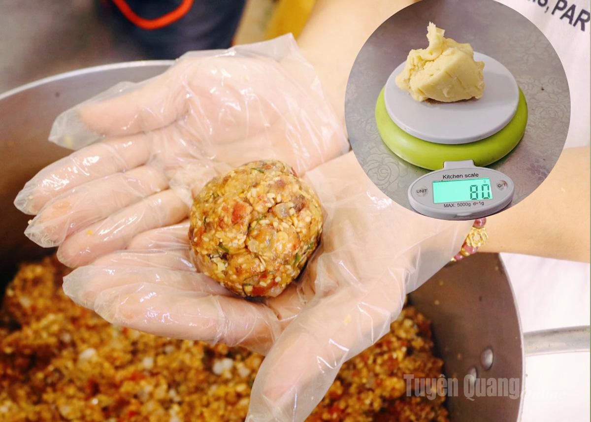 To ensure the correct weight, each cake, whether large or small, has a specific filling measurement. Bakers must carefully weigh the filling so it fits precisely, in line with the standard of each cake.