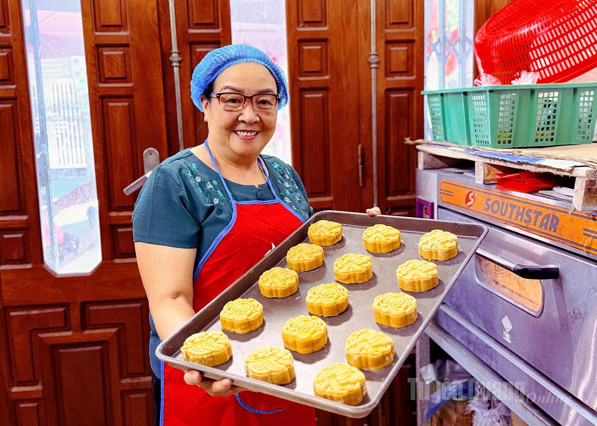Mrs. Hoang Thi Lam always regards mooncake making as a source of pride, preserving traditional flavors.