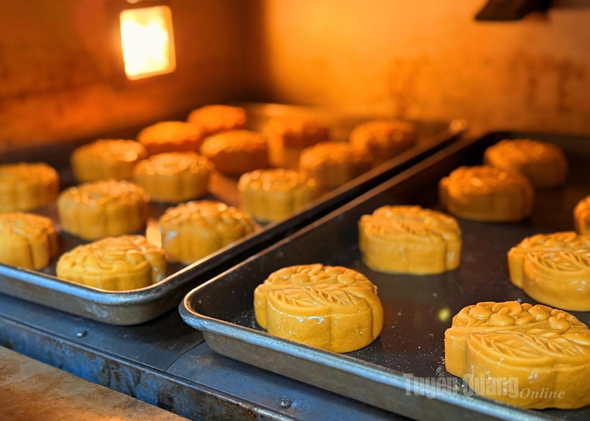 The baking process is divided into two stages. First, the cakes are baked for 15 minutes. Then they are brushed with egg again and baked for another 15 minutes until golden brown.