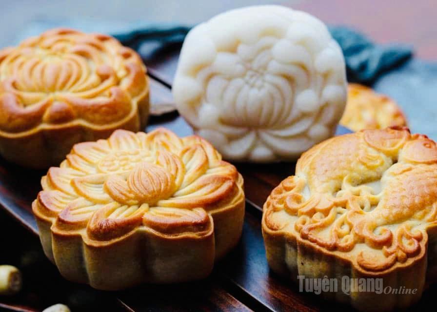 Traditional cakes, such as soft cakes, baked cakes with mung bean filling, or mixed fillings, are priced at VND35,000 to VND40,000 each, depending on the type.
